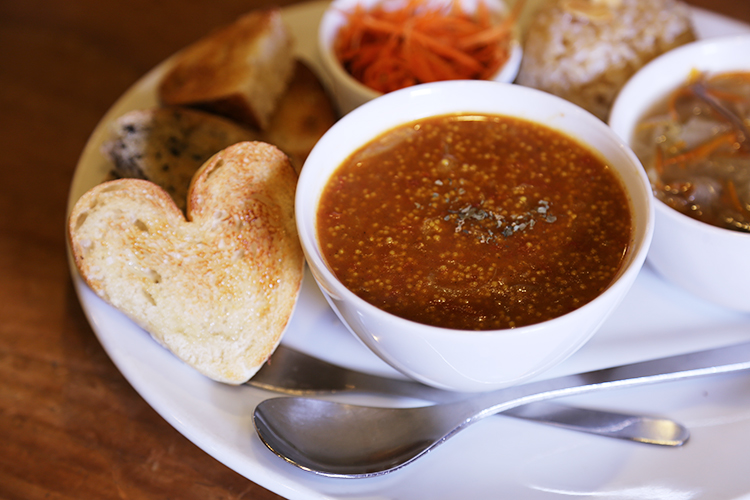 カフェむぎわらい -トマトとあわのカレープレート-